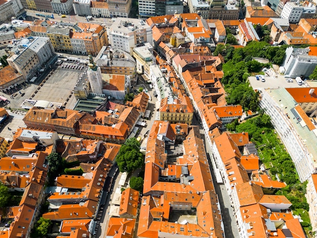 Luftdrohnenaufnahme des historischen Stadtzentrums von Zagreb, Kroatien, mit mehreren alten Gebäuden