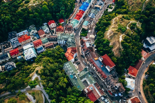 Luftpanoramablick auf den andreevsky-abstieg, den historischen teil der stadt