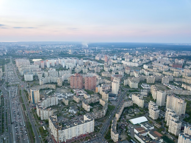 Luftpanoramafotografie aus der Vogelperspektive der Drohne zum Pozniaky-Viertel Mykoly Bazhana Ave modernes Gebäude der Stadt Kiew bei Sonnenuntergang im Sommer