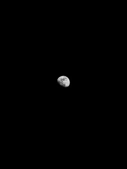 Luna sobre fondo negro