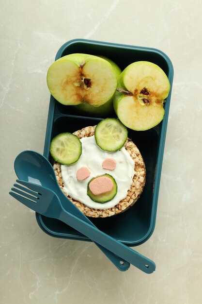 Lunchbox mit Essen Lunchbox mit Essen für Kinder für die Schule