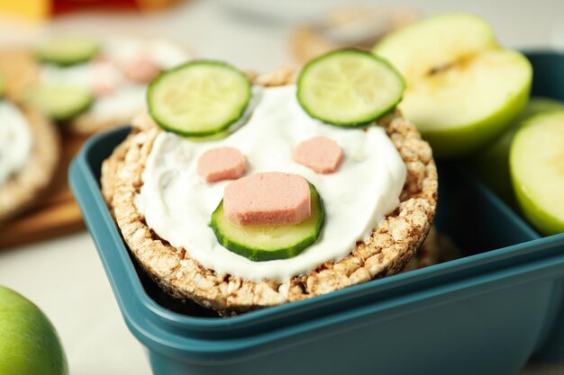 Lunchbox mit Essen Lunchbox mit Essen für Kinder für die Schule