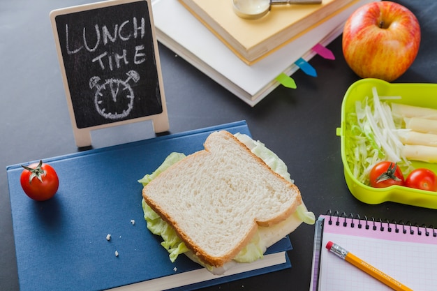 Lunchbox und Bücher