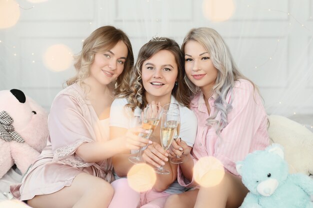 Lustige erwachsene frauen, die eine pyjamaparty haben.