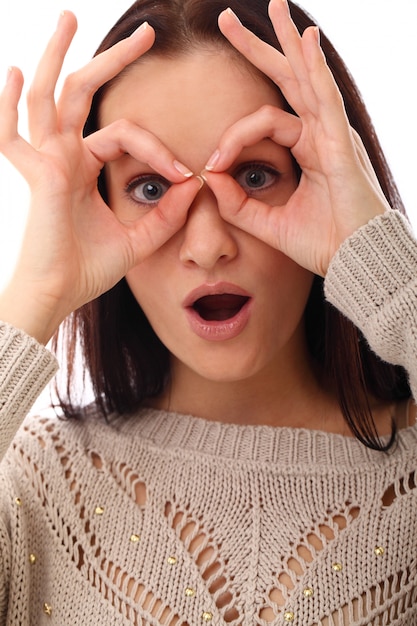 Lustige Frau machen Brille mit den Fingern