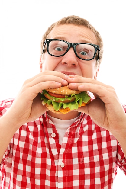 Lustiger mann in den gläsern, die hamburger lokalisiert auf einem weiß essen