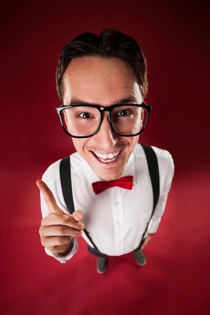 Kostenloses Foto lustiger nerdiger mann, der große brille trägt