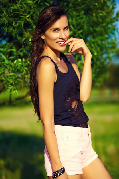 Kostenloses Foto lustiges stilvolles sexy lächelndes schönes schönes sonnenbadmodell der jungen frau im hellen sommerhüfttuch des sommers im park