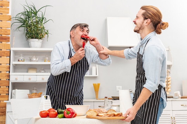 Kostenloses Foto lustiges vater- und sohnkochen