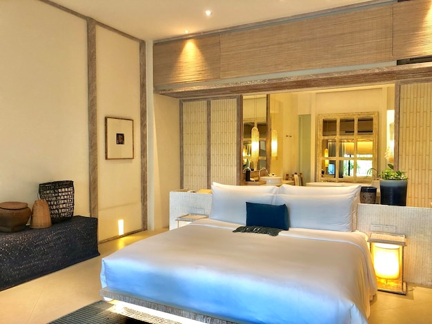 Luxuriöses schlafzimmerinterieur mit edlen möbeln und malerischer aussicht vom ausstandsdeck