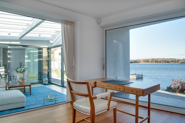 Luxuriöses Strandhaus mit Glasfenstern und der wunderschönen Landschaft des Meeres