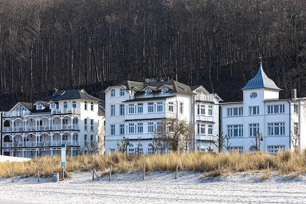 Kostenloses Foto luxushotels entlang der sandküste in der nähe des waldes