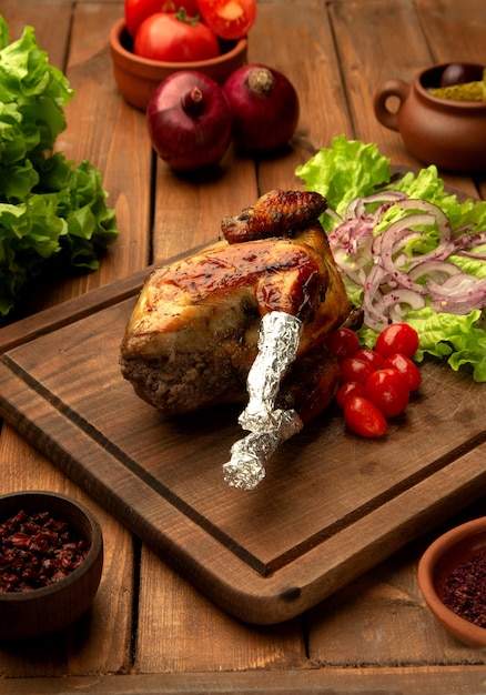 Lyavanga Huhn mit Kirschtomaten, Zwiebeln und Kopfsalat