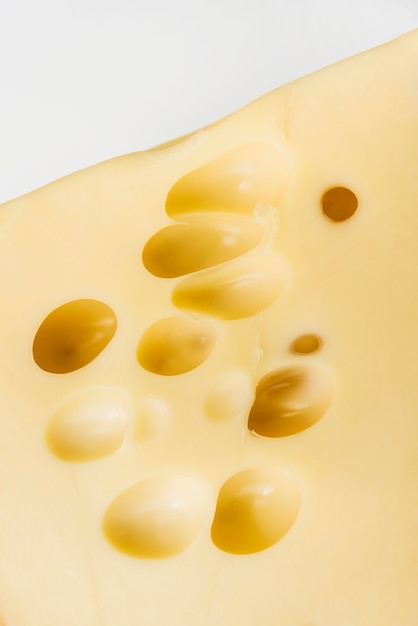 Maasdam-Käse auf weißem Hintergrund