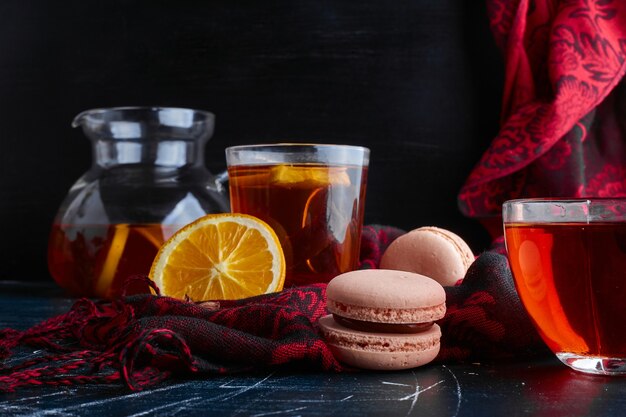 Macarons mit einem Glas Tee.