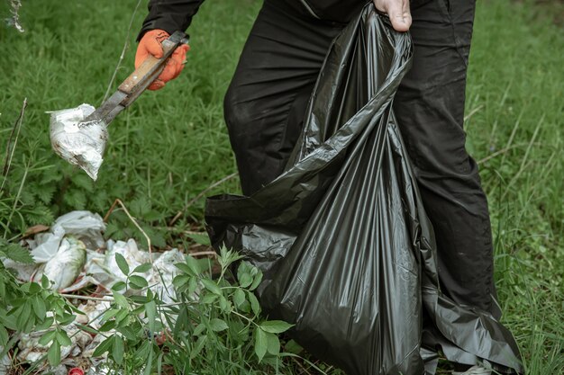 Mach mit bei einem Ausflug in die Natur mit Müllsäcken und säubere die Umwelt