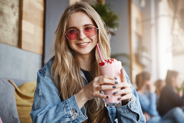 Machen Sie eine Pause und trinken Sie einen leckeren Cocktail. Außenaufnahme von sorglosem cu