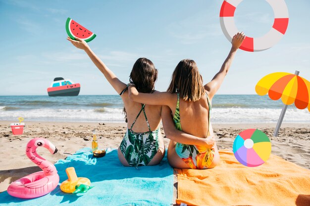 Mädchen am Strand mit Ikone wendet Filter ein