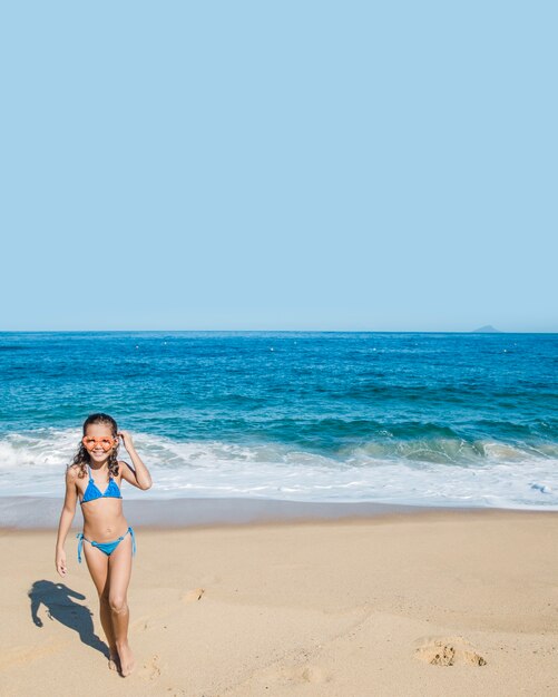 Mädchen am Strand mit Schutzbrille