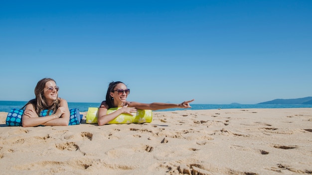 Mädchen am Strand suchen irgendwo