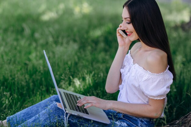 Mädchen am Telefon zu sprechen, während lächelnd