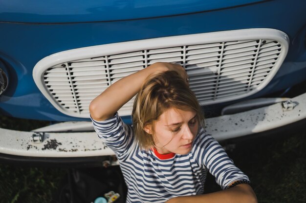 Mädchen auf dem Hintergrund eines Vintage-Busses