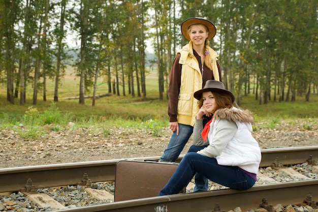 Mädchen auf der Eisenbahnschiene