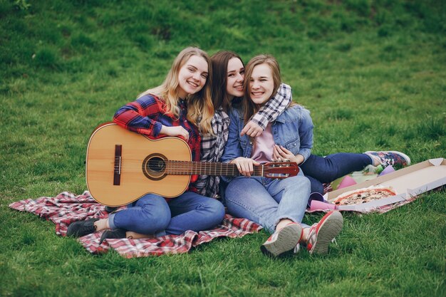 Mädchen auf einem Picknick