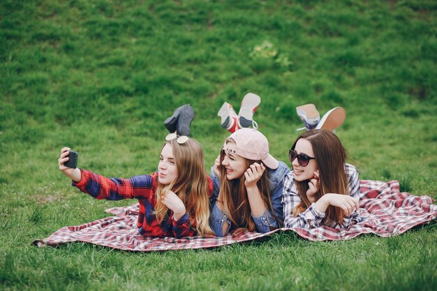 Mädchen auf einem Picknick