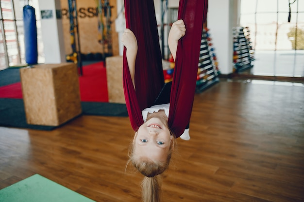 Mädchen auf einer Fliege Yoga