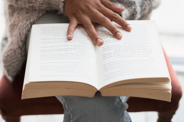 Mädchen auf Stuhl lesen