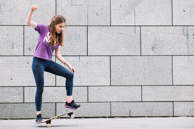 Mädchen balancieren auf einem Skateboard