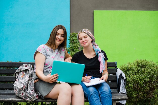 Kostenloses Foto mädchen beobachten laptop glücklich