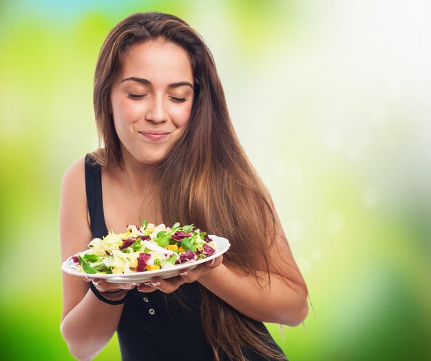 Mädchen Blick auf ihren Salat