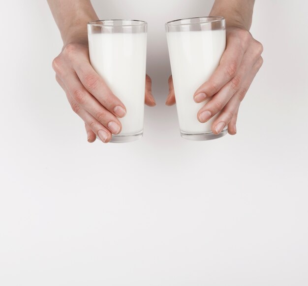 Mädchen, das 2 Gläser Milch hält