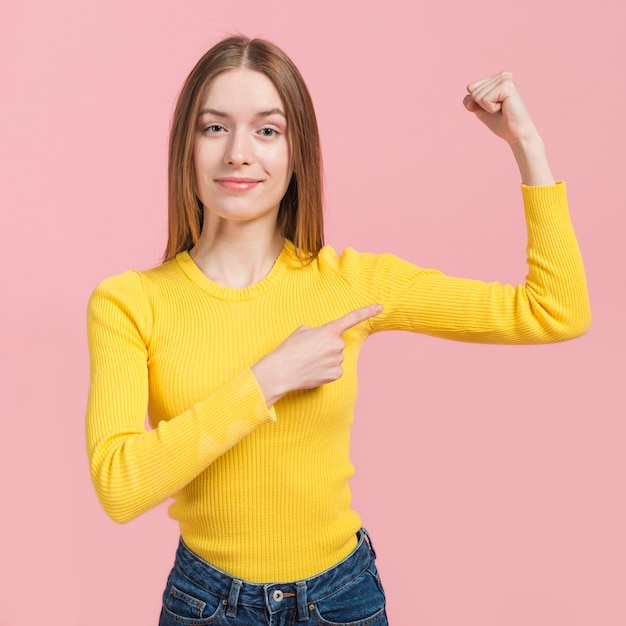 Kostenloses Foto mädchen, das auf ihren arm zeigt