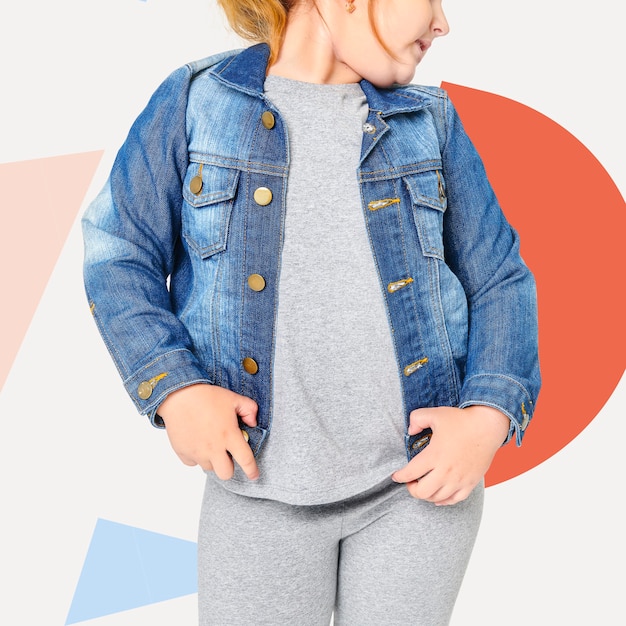 Mädchen, das blaue Jeansjacke trägt