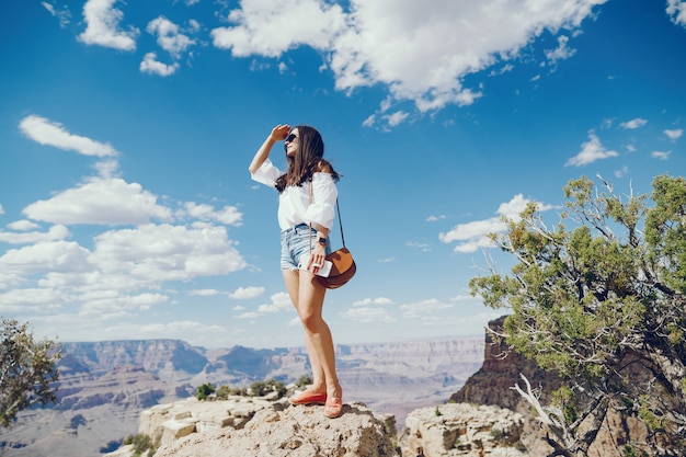 Mädchen, das den Grand Canyon in Arizona erforscht