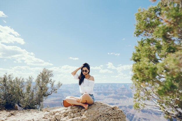 Mädchen, das den Grand Canyon in Arizona erforscht