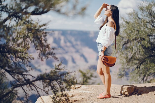 Mädchen, das den Grand Canyon in Arizona erforscht