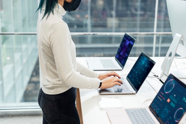 Mädchen, das die Laptop-Produktschaufenster in einem Geschäft prüft