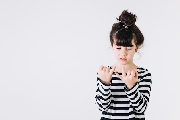 Mädchen, das drei Finger zeigt