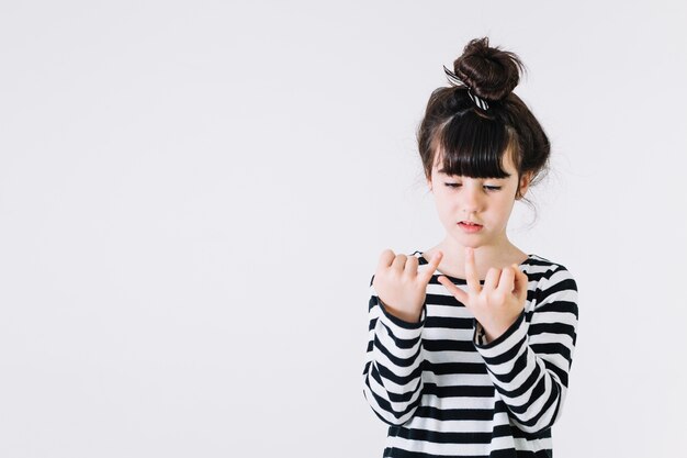 Mädchen, das drei Finger zeigt