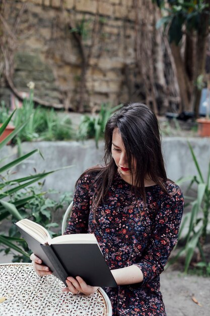 Mädchen, das ein Buch in der Straße liest