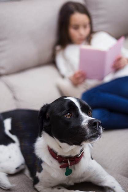 Mädchen, das ein Buch liest