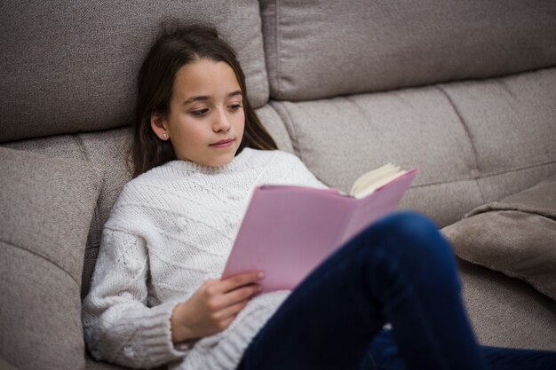 Mädchen, das ein Buch liest