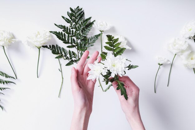 Mädchen, das einen Blumenstrauß macht