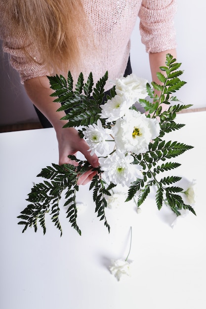 Mädchen, das einen Blumenstrauß macht