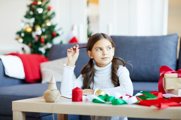 Mädchen, das einen Brief für Santa schreibt