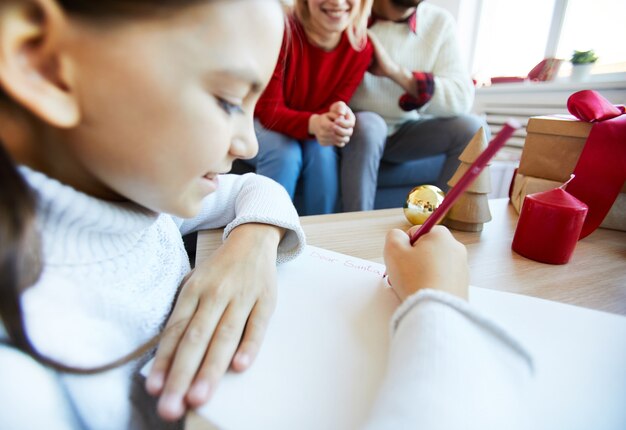 Mädchen, das einen Brief für Santa schreibt